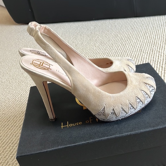 House of Harlow cream suede heels. Size 38 - Picture 2 of 8